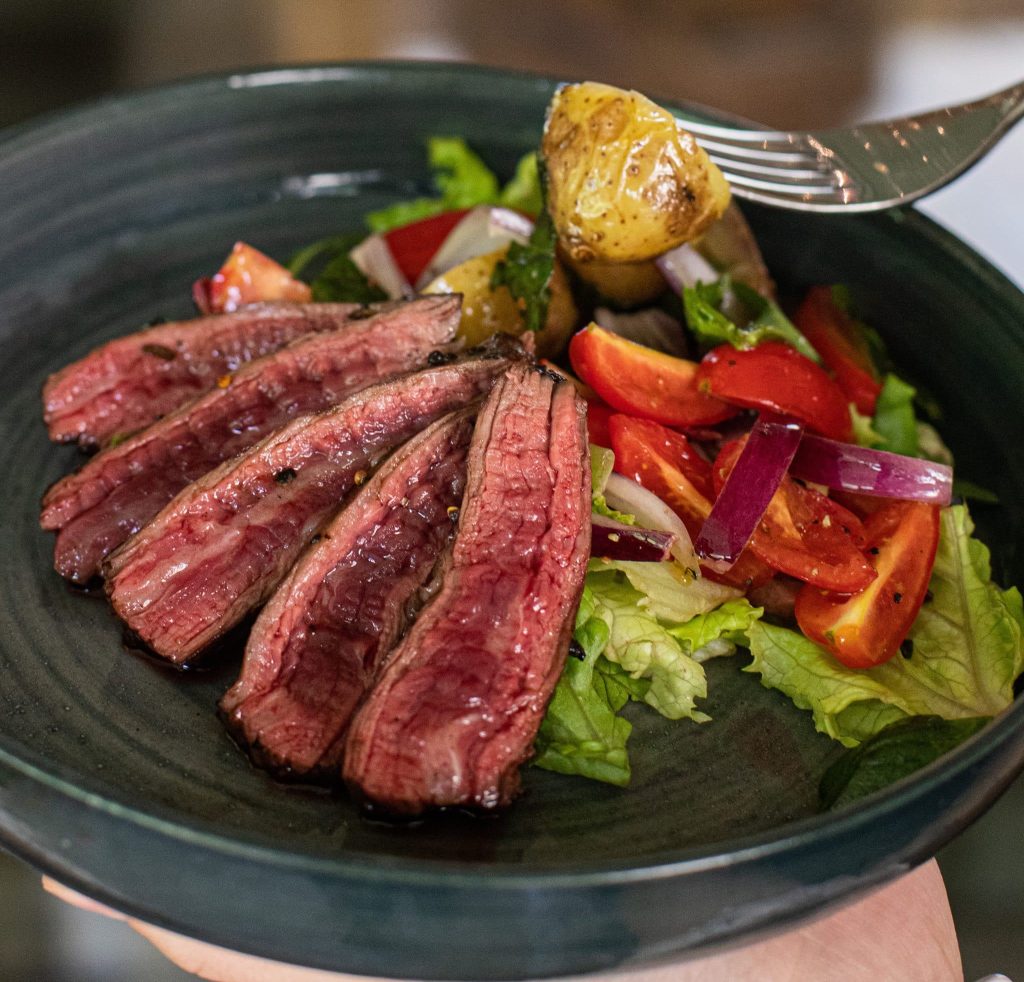 Filet de sanglier accompagné d’une salade