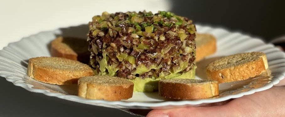Tartare de saucisson sur son lit d’avocat