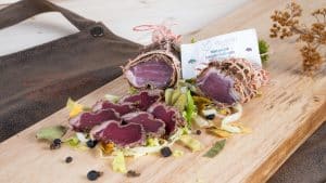 filet séché de sanglier en tranche sur une planche